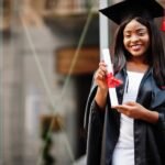 jeune etudiante afro americaine diplome pose exterieurxa 627829 3967